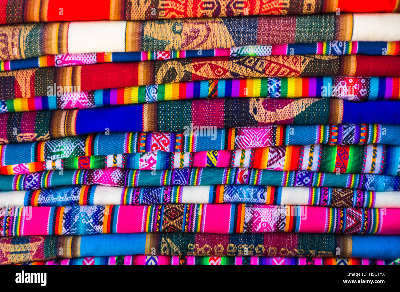 Colorati tessuti andina visto sullo stallo di souvenir sul lato del Canyon del Colca, Perù. Foto Stock