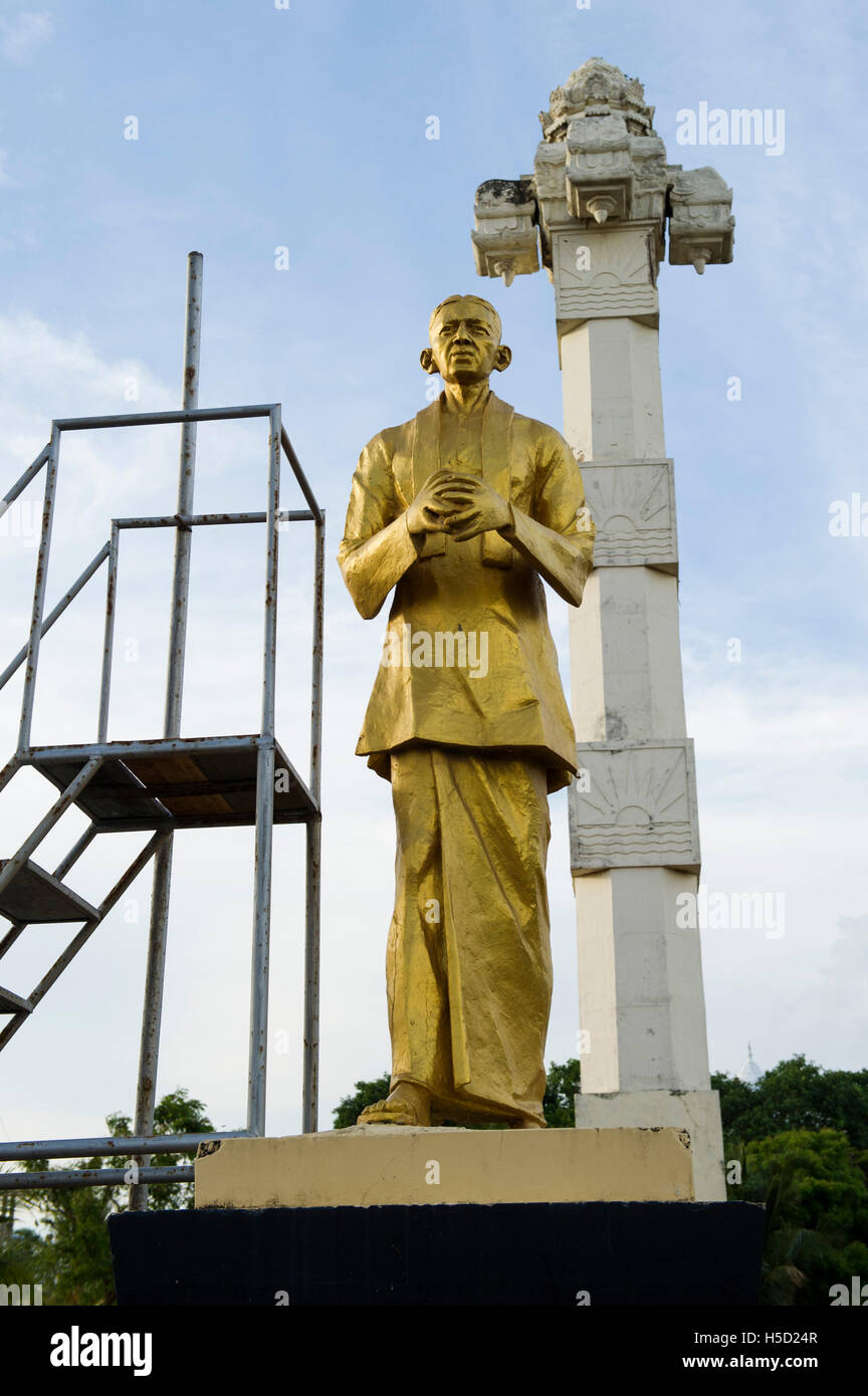 Statua di S.J.V. Chelvanayagam (1898-1977), fondatore del Tamil United Liberation Front, Jaffna nello Sri Lanka Foto Stock