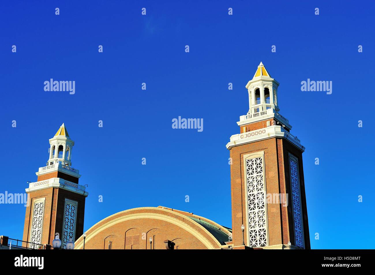 Il orientale distintive torri gemelle di Chicago il Navy Pier crogiolarvi al sole del tardo pomeriggio di un pomeriggio d'estate. Chicago, Illinois, Stati Uniti d'America. Foto Stock