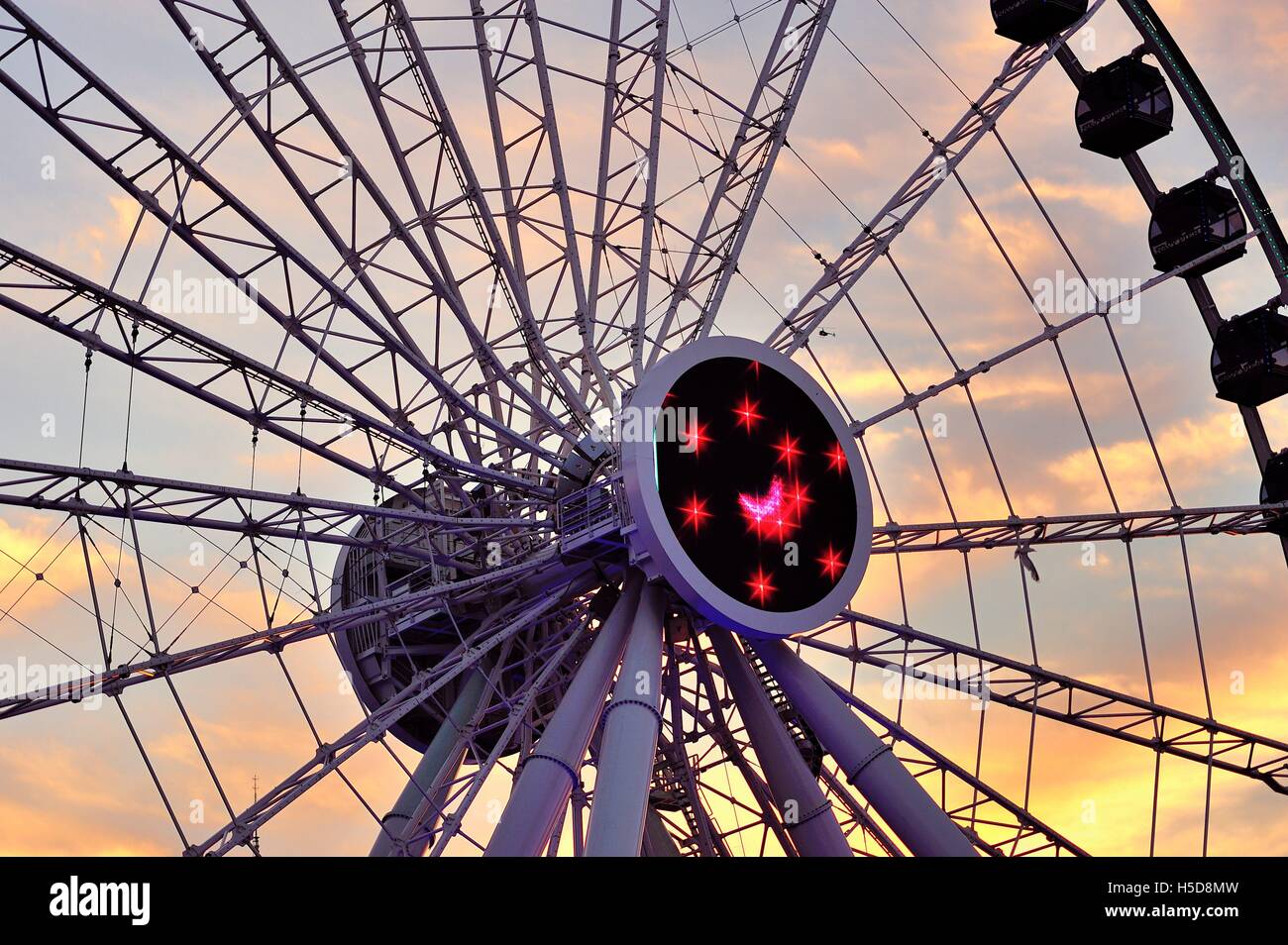 Il Centennial ruota, la ruota panoramica Ferris a Chicago il Navy Pier che ha aperto al pubblico nel maggio 2016. Chicago, Illinois, Stati Uniti d'America. Foto Stock