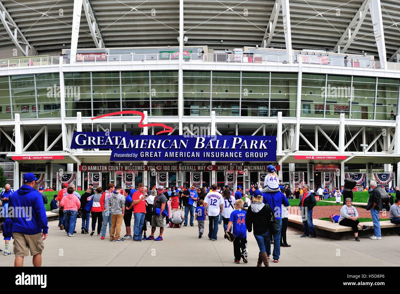 Ventole, soprattutto quelli della visita di Chicago Cubs, immettendo la Great American Ballpark, home per i Cincinnati Reds. Cincinnati, Ohio, Stati Uniti d'America. Foto Stock