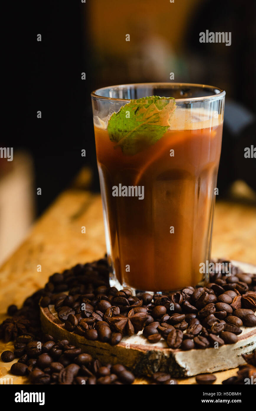 Caffè freddo con ghiaccio e menta in una caffetteria Foto Stock