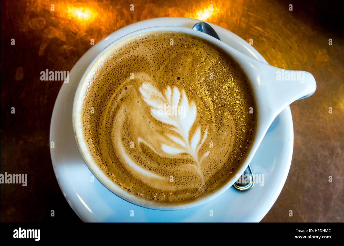 Un cappuccino in una tazza bianca Foto Stock