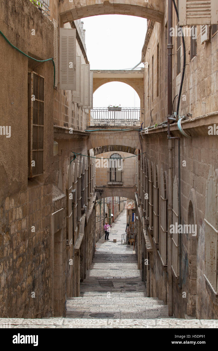Una stretta strada del Quartiere Musulmano. Gerusalemme la città vecchia, Israele. Foto Stock