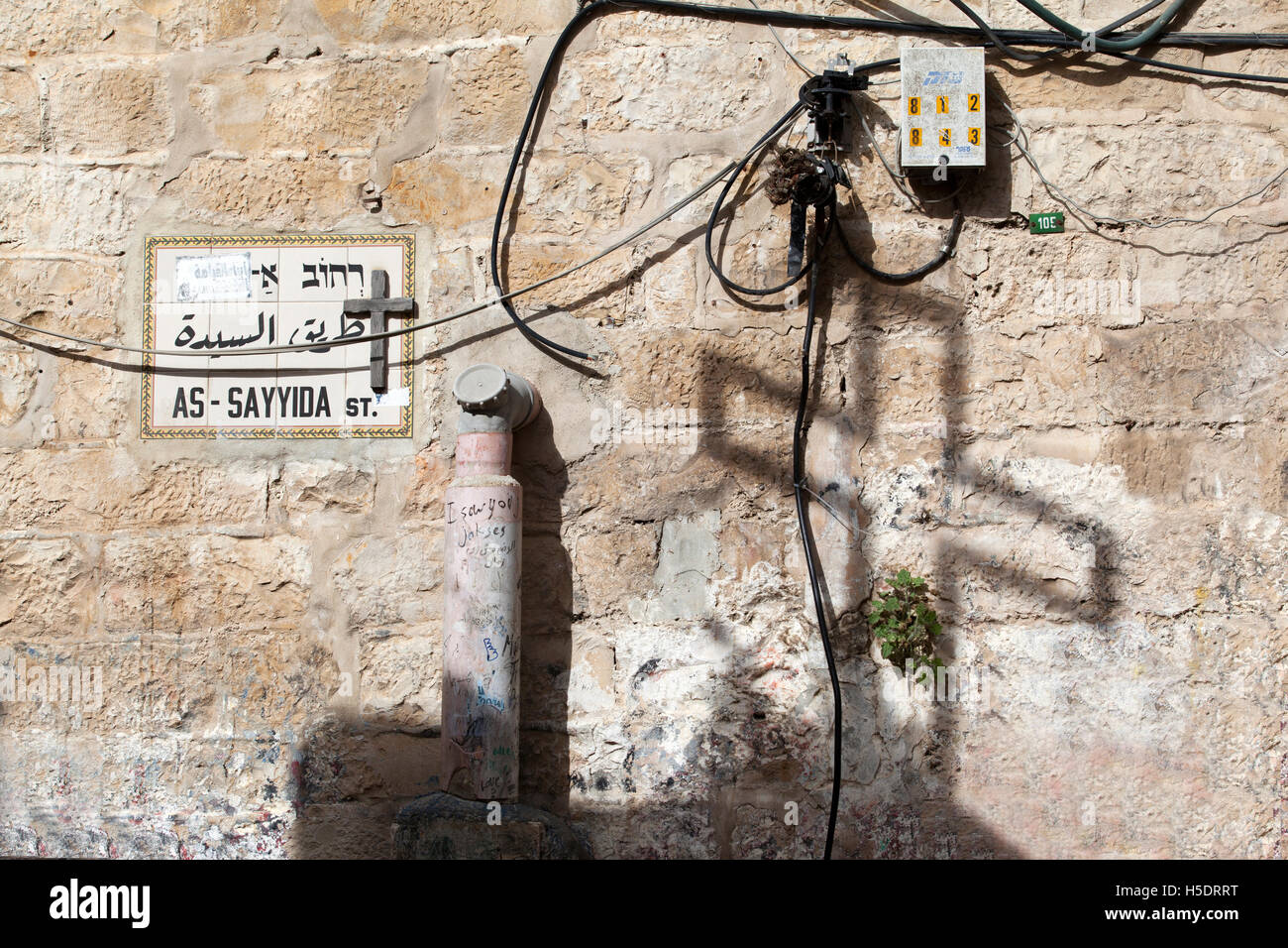 L ombra di una croce su una parete del Quartiere Cristiano. Gerusalemme la città vecchia, Israele. Foto Stock