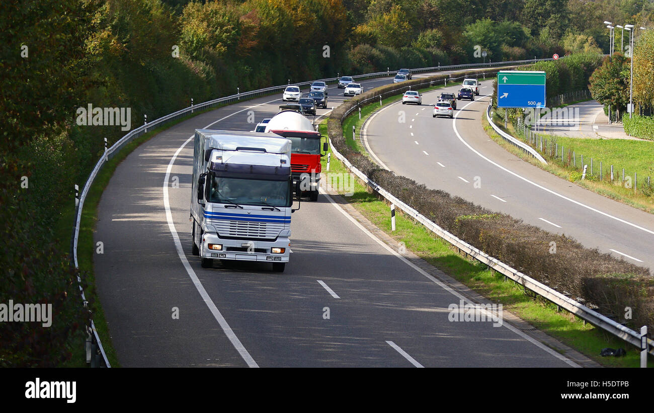 I carrelli a laminazione in autostrada il traffico proveniente da sopra e con vuoto direzione strada segni Foto Stock