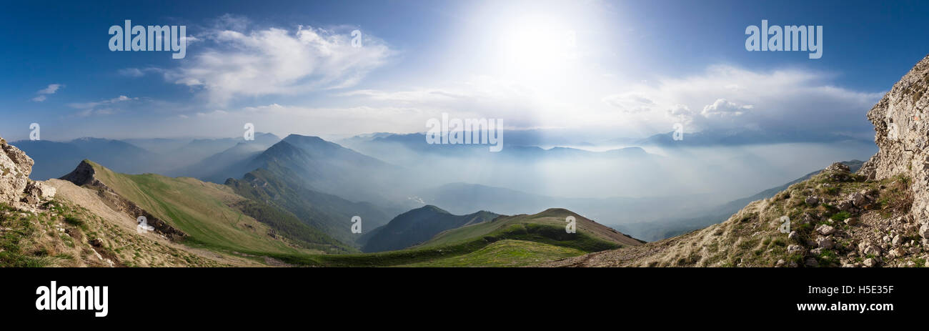 Vista panoramica delle montagne nelle Alpi Foto Stock