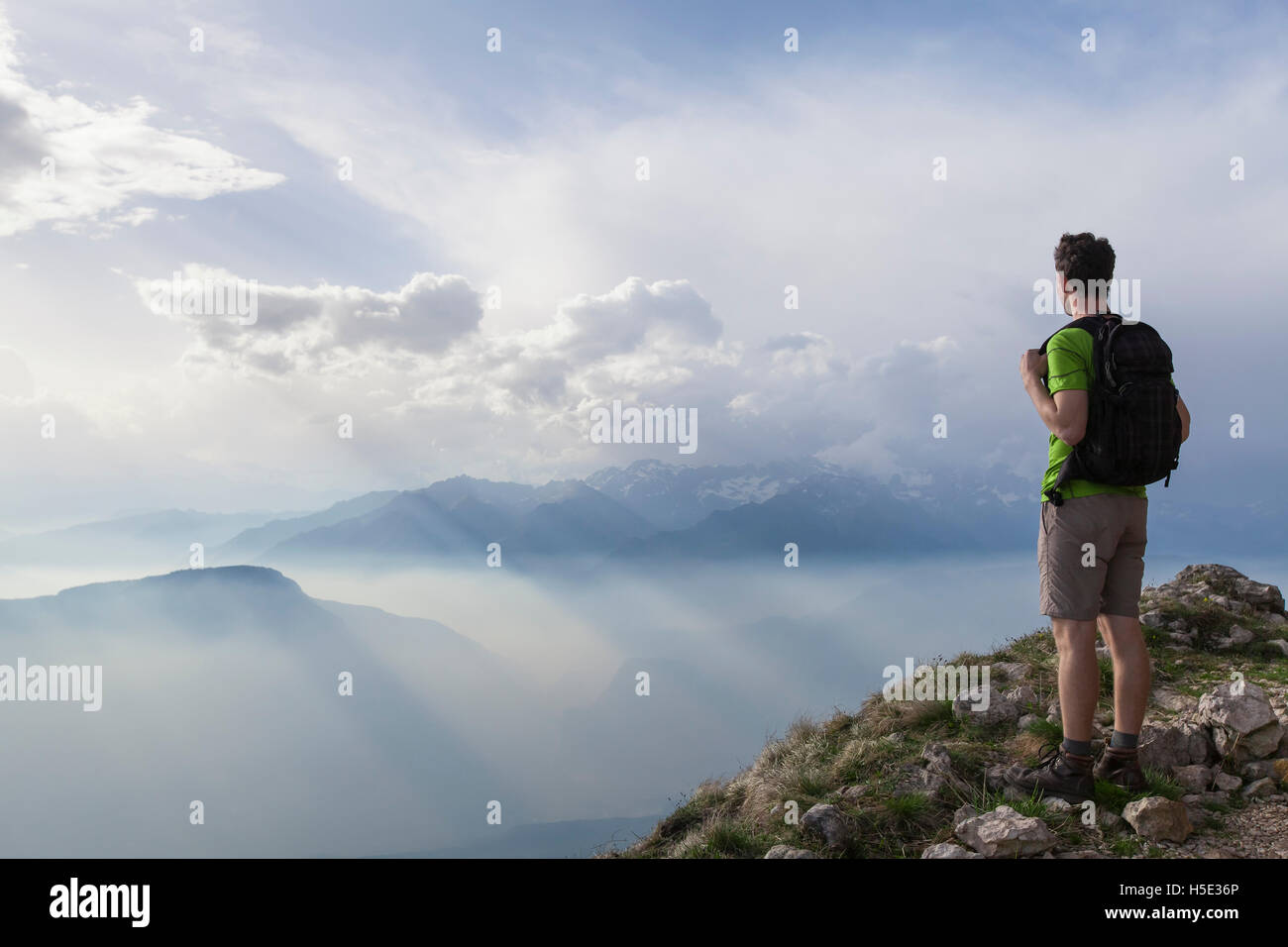Escursionista in piedi e godendo di un panorama incredibile di montagne Foto Stock