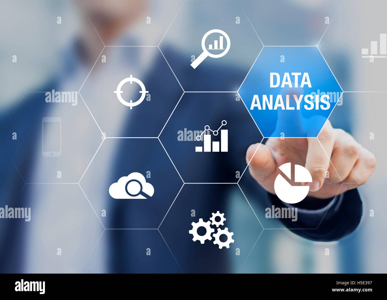 Consulente che mostra i dati concetto di analisi sullo schermo con i grafici per la business intelligence e strategia Foto Stock