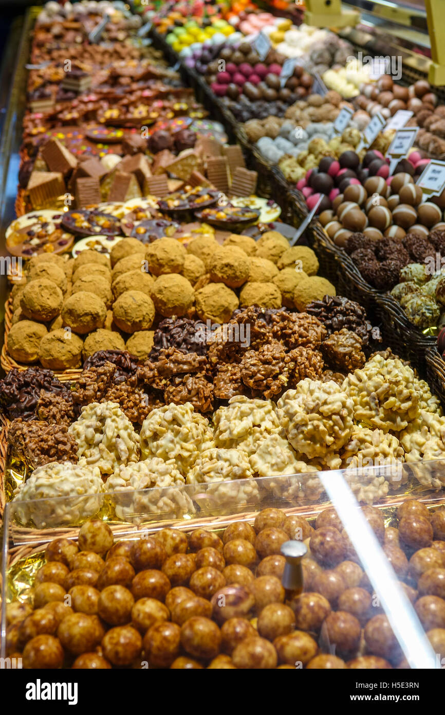 Grande scelta di praline, chacolates e tartufi su un mercato Foto Stock