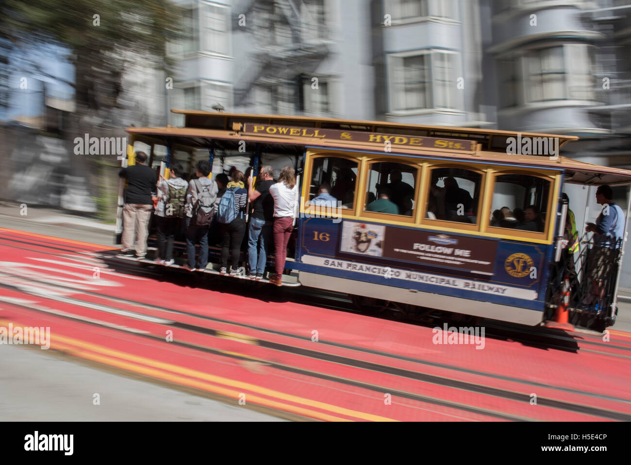 La funivia che rende il modo di Powell Street di San Francisco, California, Stati Uniti d'America Foto Stock