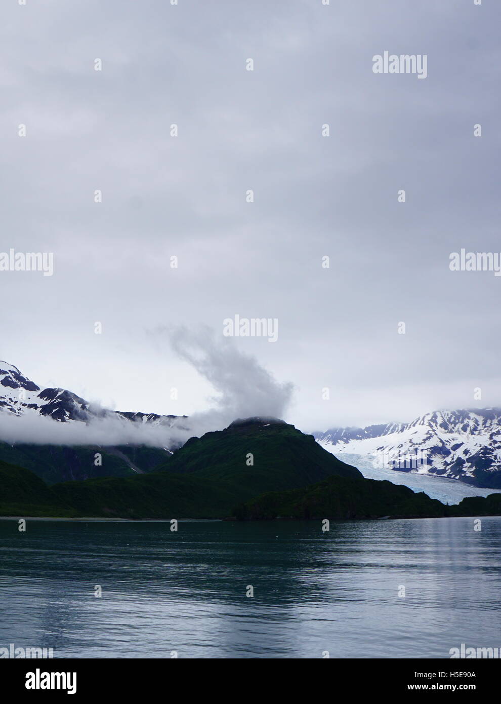 Fumoso grigio montagne di ghiaccio, il Parco nazionale di Kenai Fjords, Alaska Foto Stock