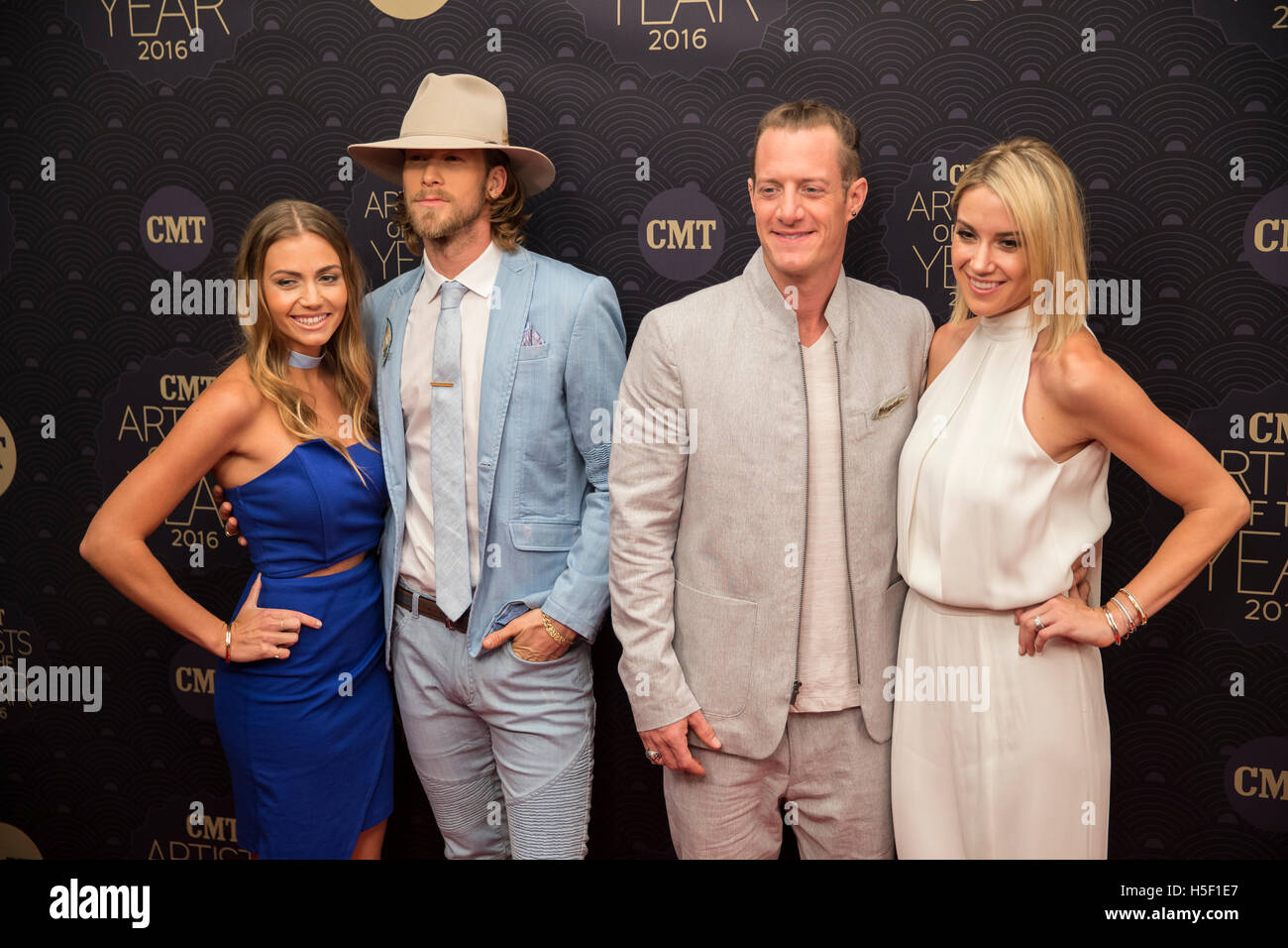Nashville, Stati Uniti d'America. Xix oct, 2016. Brittney Marie Cole, Brian Kelley, Tyler Hubbard, Hayley Hubbard di Florida Georgia la linea arriva a CMT artisti dell'anno tappeto rosso. Credito: la foto di accesso/Alamy Live News Foto Stock
