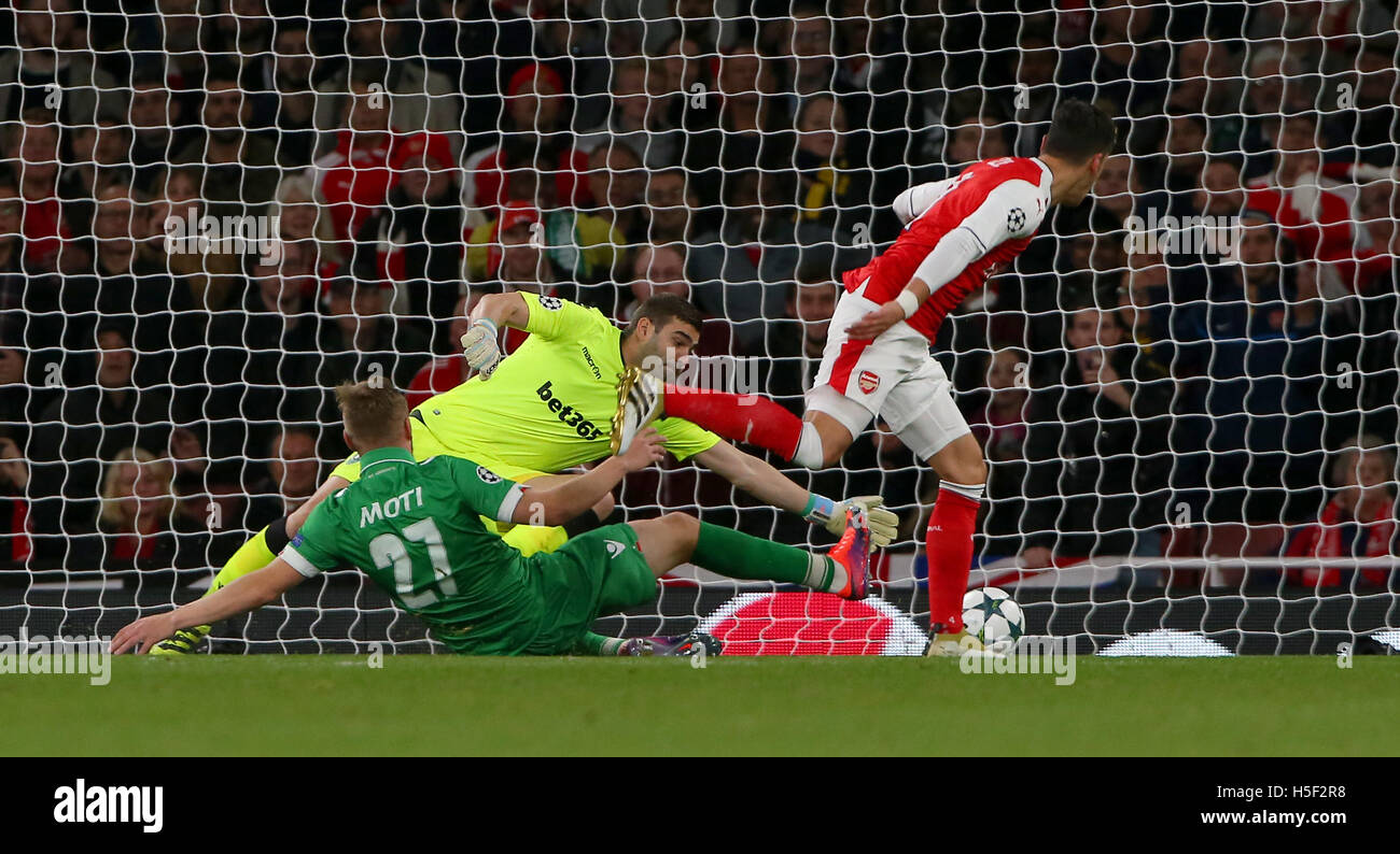 Emirates Stadium, Londra, Regno Unito. Xix oct, 2016. Mesut Ozil arsenale punteggi del quarto obiettivo durante la UEFA Champions League match tra Arsenal e Ludogorets Razgrad presso l'Emirates Stadium di Londra. Solo uso editoriale Credito: teleobiettivo con immagini / Alamy Live News Foto Stock