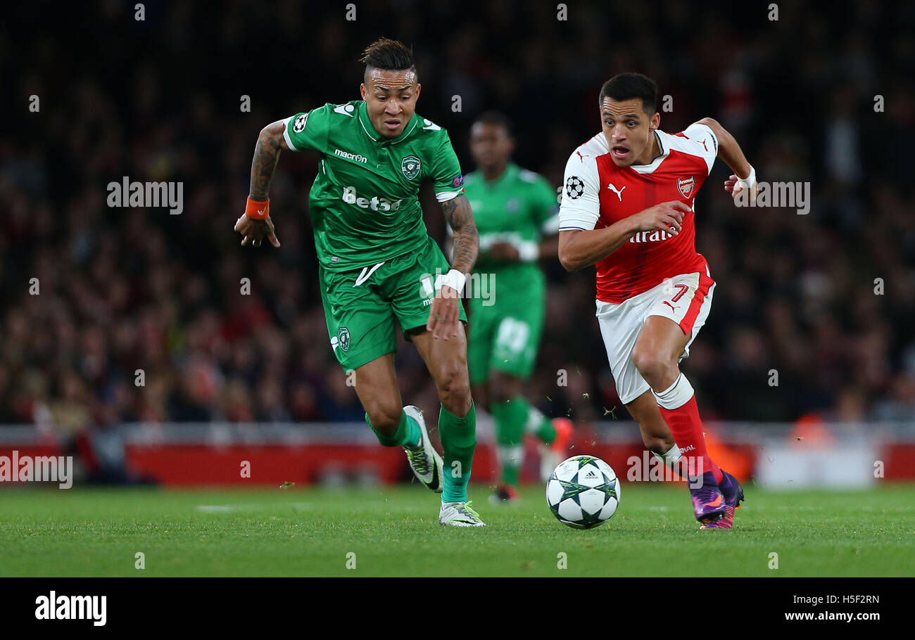 Emirates Stadium, Londra, Regno Unito. Xix oct, 2016. Dell'Arsenal Alexis Sanchez si rompe in avanti durante la UEFA Champions League match tra Arsenal e Ludogorets Razgrad presso l'Emirates Stadium di Londra. Solo uso editoriale Credito: teleobiettivo con immagini / Alamy Live News Foto Stock