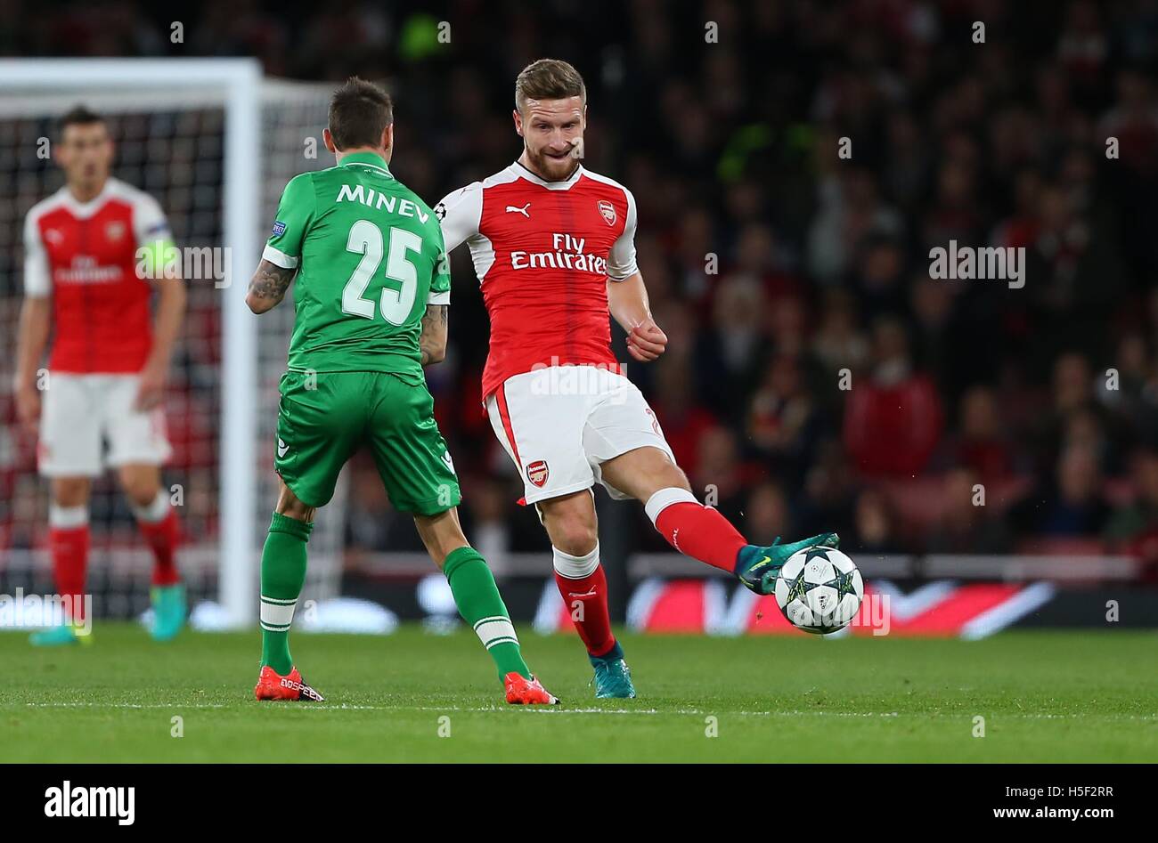 Emirates Stadium, Londra, Regno Unito. Xix oct, 2016. Dell'Arsenal Shkodran Mustafi passa la palla durante la UEFA Champions League match tra Arsenal e Ludogorets Razgrad presso l'Emirates Stadium di Londra. Solo uso editoriale Credito: teleobiettivo con immagini / Alamy Live News Foto Stock
