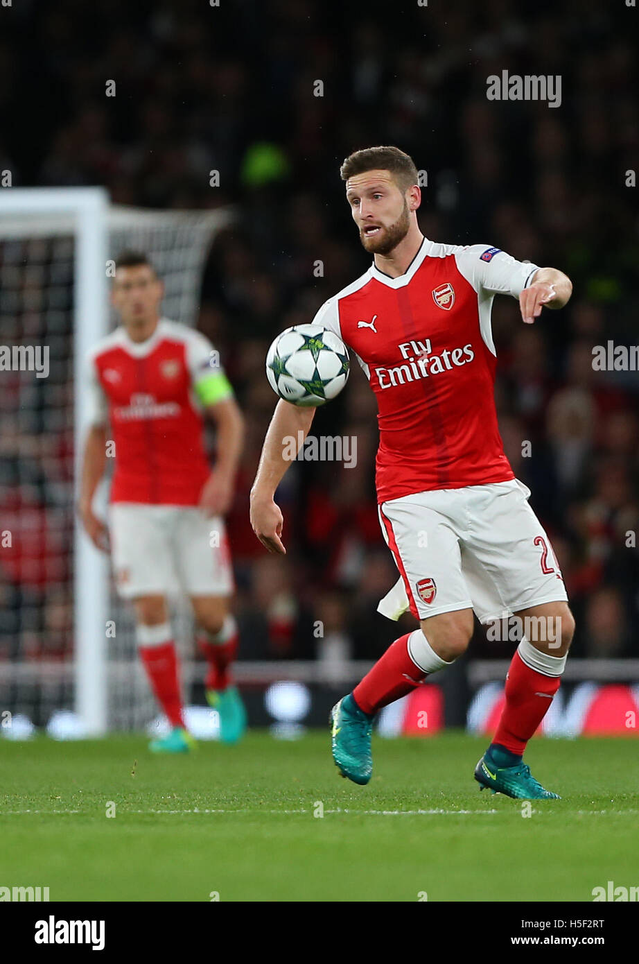 Emirates Stadium, Londra, Regno Unito. Xix oct, 2016. Dell'Arsenal Shkodran Mustafi controlla la sfera durante la UEFA Champions League match tra Arsenal e Ludogorets Razgrad presso l'Emirates Stadium di Londra. Solo uso editoriale Credito: teleobiettivo con immagini / Alamy Live News Foto Stock