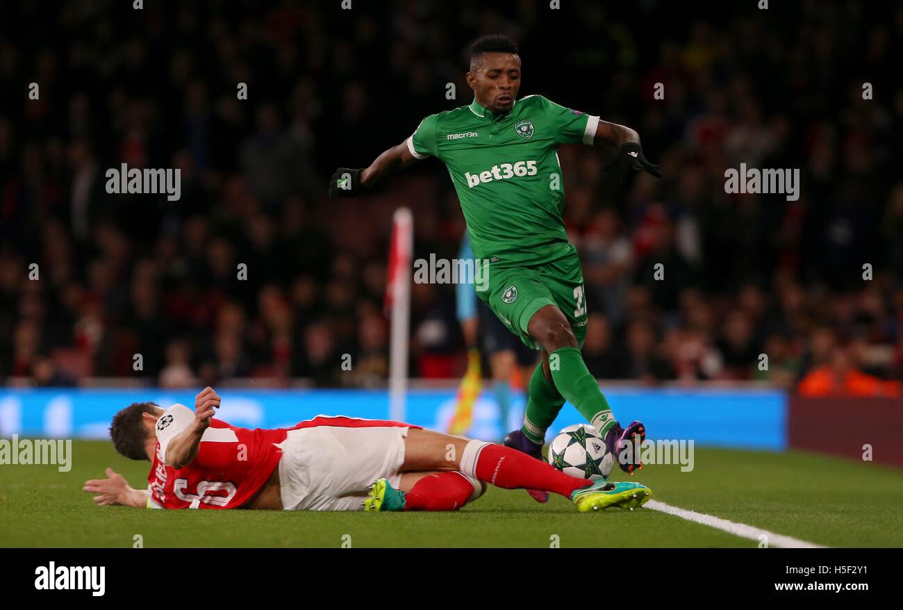 Emirates Stadium, Londra, Regno Unito. Xix oct, 2016. Dell'Arsenal Laurent Koscielny affronta Jonathan di Cafu Ludogorets durante la UEFA Champions League match tra Arsenal e Ludogorets Razgrad presso l'Emirates Stadium di Londra. Ottobre 19, 2016. Solo uso editoriale Credito: teleobiettivo con immagini / Alamy Live News Foto Stock