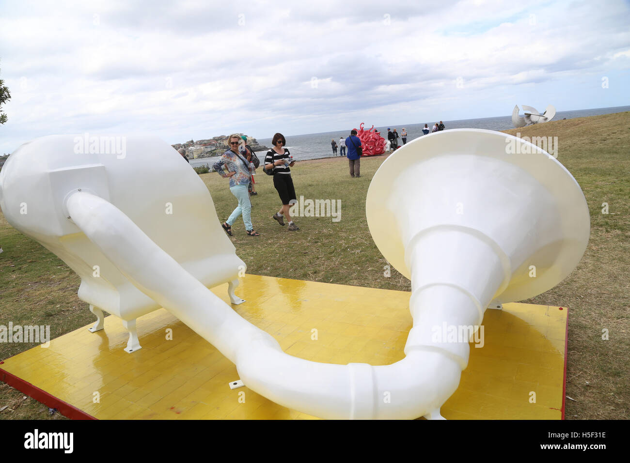 Sydney, Australia. Il 20 ottobre 2016. Il ventesimo scultura di mare, Bondi mostra presenta opere d'arte di oltre 100 Australiano e artisti internazionali ed è aperto al pubblico dal 20 Ottobre al 6 novembre 2016. Le sculture sono esposte lungo la passeggiata costiera tra Bondi e spiagge Tamarama. cartone legno incollato e inchiodato, rendering, gesso, resina, cemento legante, fibra di vetro rinforzata in acciaio, su joss preghiera tappezzato la piastra in acciaio. Credito: Richard Milnes/Alamy Live News Foto Stock