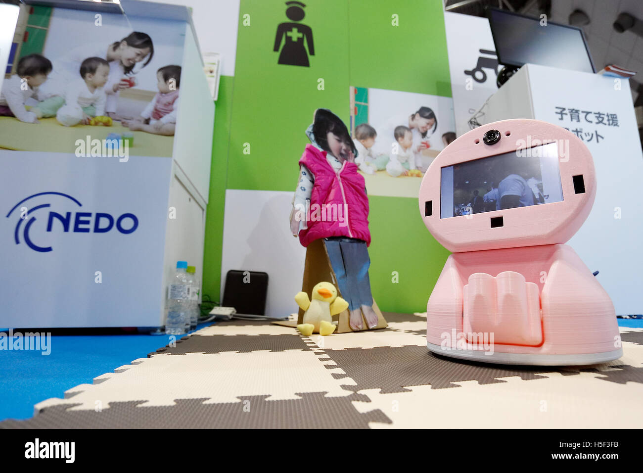 Tokyo, Giappone. 20 ottobre, 2016. Un bambino-care ChiCaRo robot sullo schermo in Giappone Robot settimana 2016 a Tokyo Big Sight il 20 ottobre 2016, Tokyo, Giappone. Giappone Robot settimana è una fiera commerciale concentrandosi su i robot di servizio e le tecnologie più recenti e componenti. 7 Robot cerimonia di premiazione e manifestazioni si terranno presso l'evento che si svolge da ottobre 19-21. Credito: Rodrigo Reyes Marin/AFLO/Alamy Live News Foto Stock