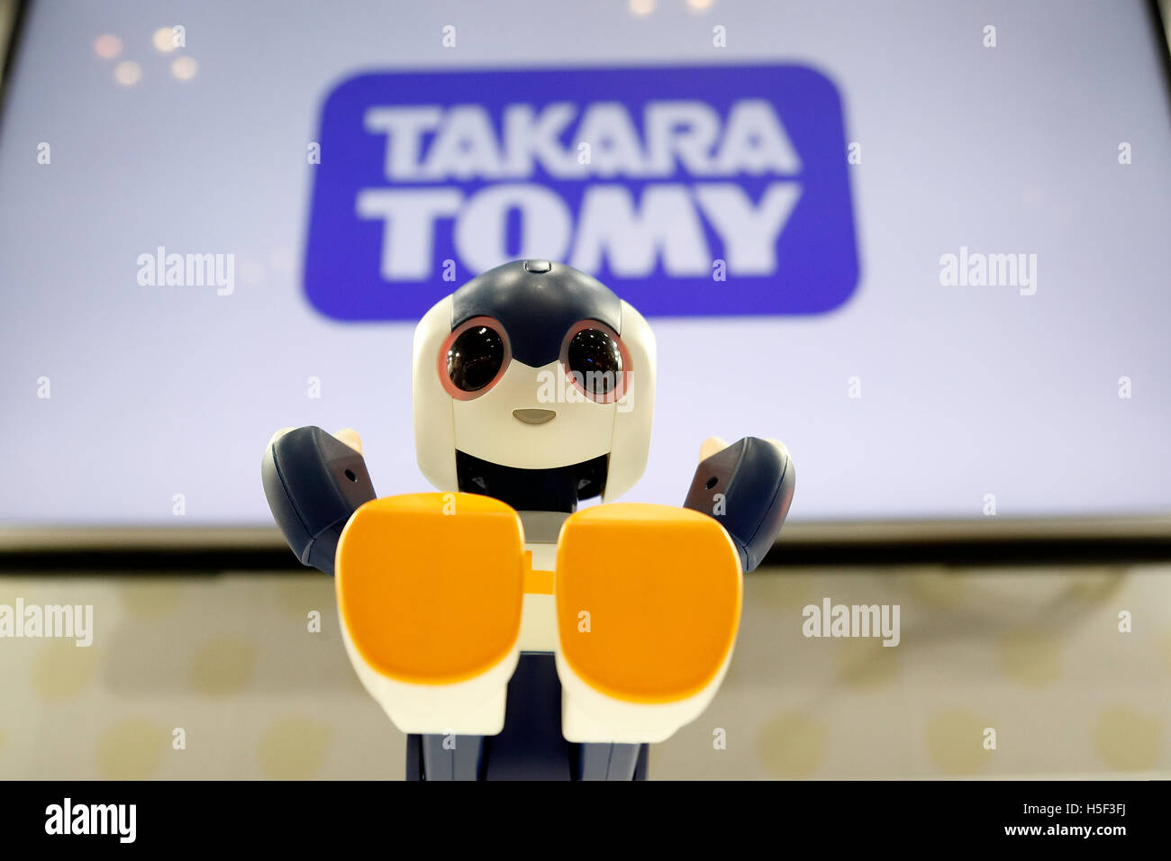 Tokyo, Giappone. 20 ottobre, 2016. Takara Tomy personali del robot parlante Robi Jr. sul display in Giappone Robot settimana 2016 a Tokyo Big Sight il 20 ottobre 2016, Tokyo, Giappone. Giappone Robot settimana è una fiera commerciale concentrandosi su i robot di servizio e le tecnologie più recenti e componenti. 7 Robot cerimonia di premiazione e manifestazioni si terranno presso l'evento che si svolge da ottobre 19-21. Credito: Rodrigo Reyes Marin/AFLO/Alamy Live News Foto Stock