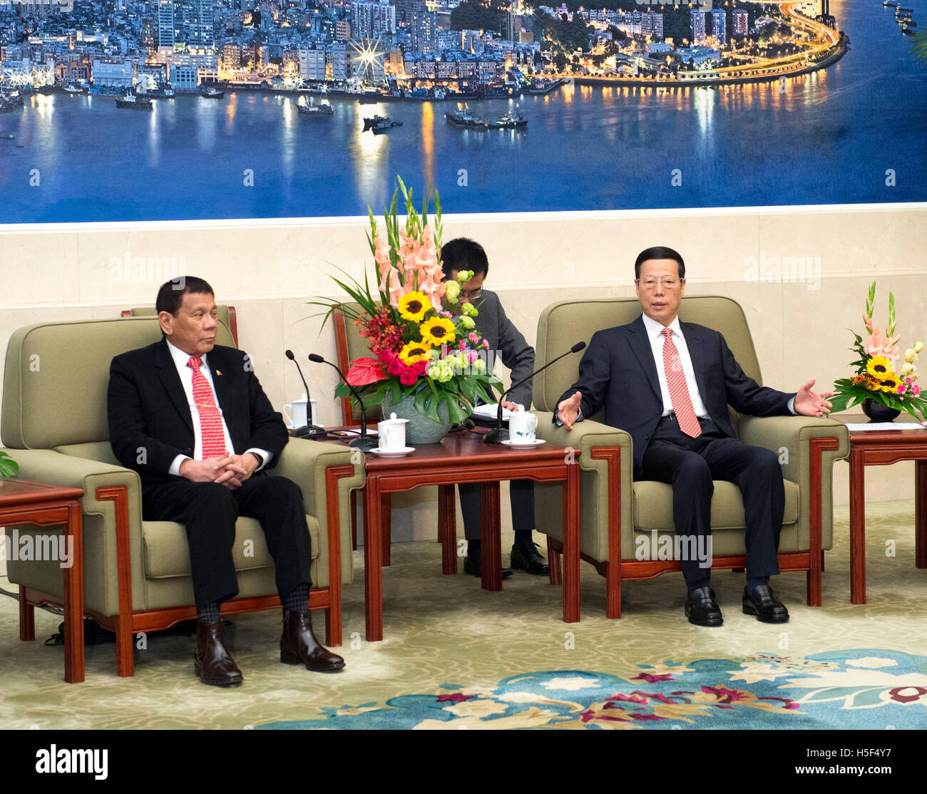 Pechino, Cina. Xx oct, 2016. Chinese Vice Premier Zhang Jaili (R) incontra il presidente filippino Rodrigo Duterte prima della China-Philippines gli scambi e gli investimenti Forum di Pechino, capitale della Cina, 20 ott. 2016. © Wang Ye/Xinhua/Alamy Live News Foto Stock