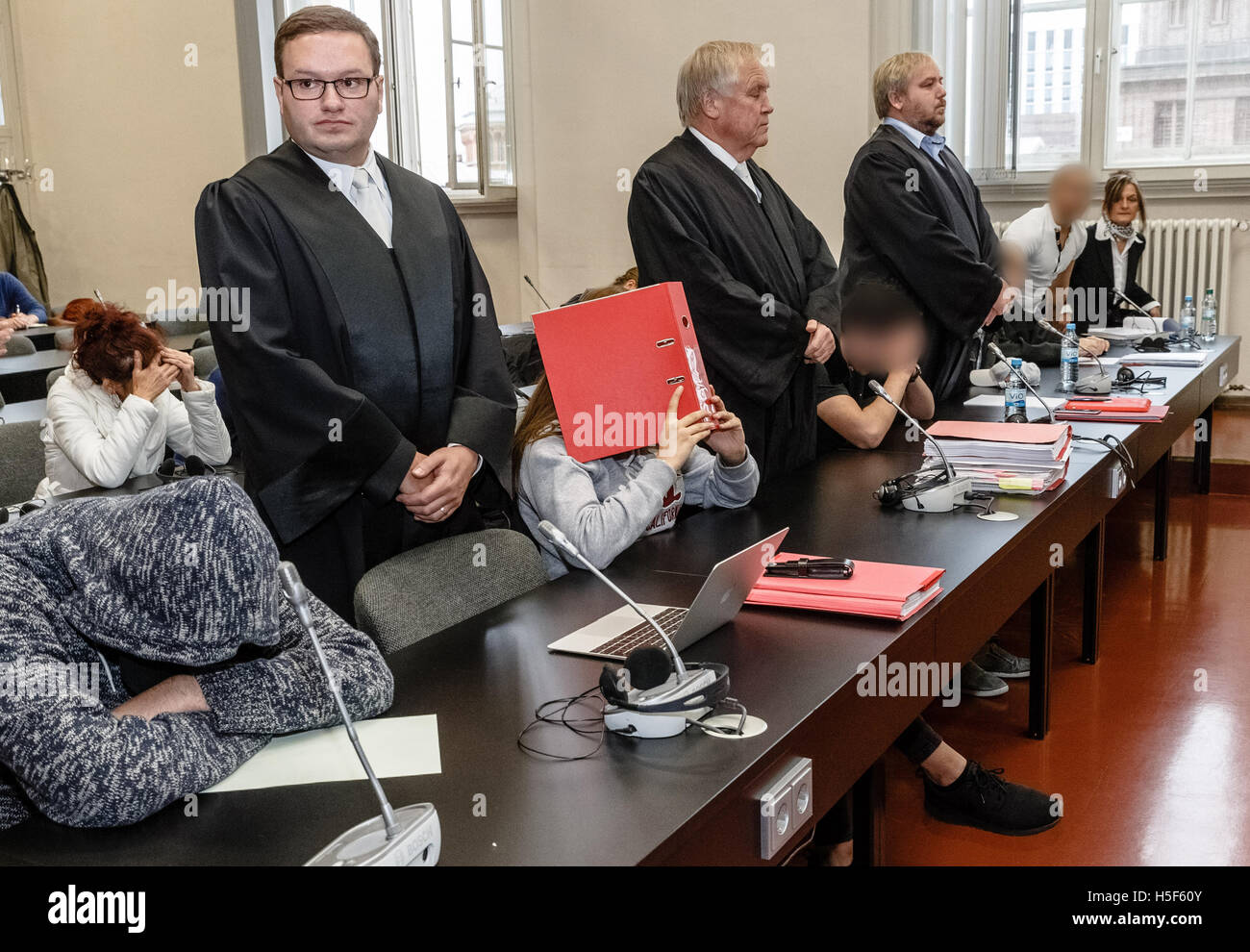 Amburgo, Germania. Xx oct, 2016. Cinque imputati seduti tra gli avvocati nella sala di corte di giustizia penale edificio ad Amburgo, Germania, 20 ottobre 2016. Essi sono accusati di aver abusato di un 14-anno-vecchia ragazza. Foto: Markus SCHOLZ/dpa/Alamy Live News Foto Stock