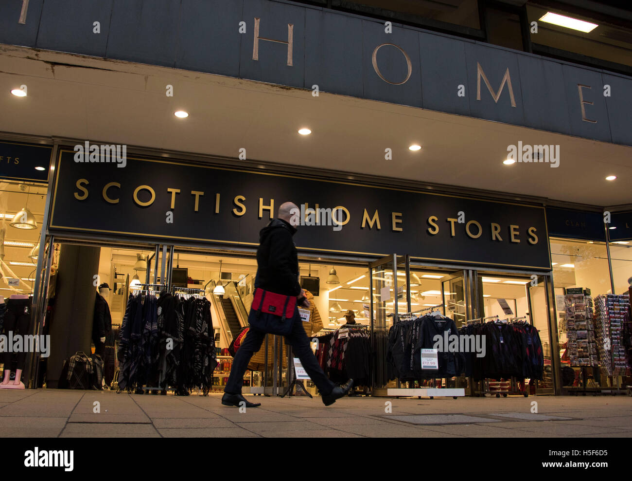 Edimburgo, Scozia, Regno Unito. Xx di ottobre 2016. Princes Street, Edimburgo in Scozia. Un ex British Home negozi su Edinburgh Princes St ha riaperto come Scottish Home Store. Il governo scozzese ha pubblicato il suo progetto di legge su un secondo referendum di indipendenza. La mossa non significa un altro referendum sarà sicuramente trattenuto. Ma il primo ministro Nicola Storione detto Scozia devono essere pronti a tenere una votazione prima il Regno Unito lascia l'UE se si è sentita la necessità di proteggere gli interessi scozzesi. Foto Stock