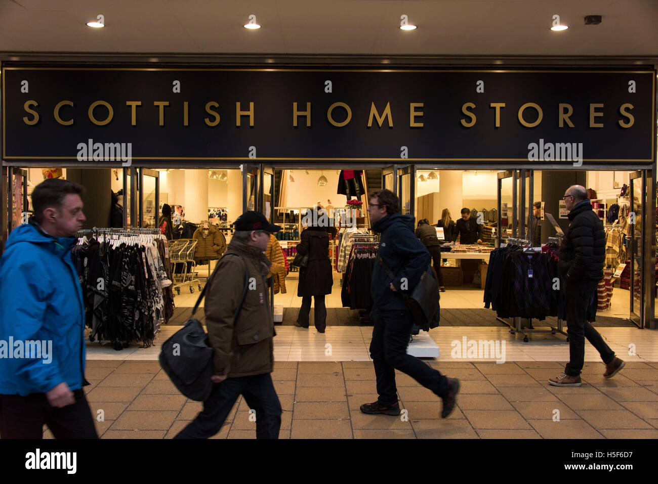 Edimburgo, Scozia, Regno Unito. Xx di ottobre 2016. Princes Street, Edimburgo in Scozia. Un ex British Home negozi su Edinburgh Princes St ha riaperto come Scottish Home Store. Il governo scozzese ha pubblicato il suo progetto di legge su un secondo referendum di indipendenza. La mossa non significa un altro referendum sarà sicuramente trattenuto. Ma il primo ministro Nicola Storione detto Scozia devono essere pronti a tenere una votazione prima il Regno Unito lascia l'UE se si è sentita la necessità di proteggere gli interessi scozzesi. Foto Stock