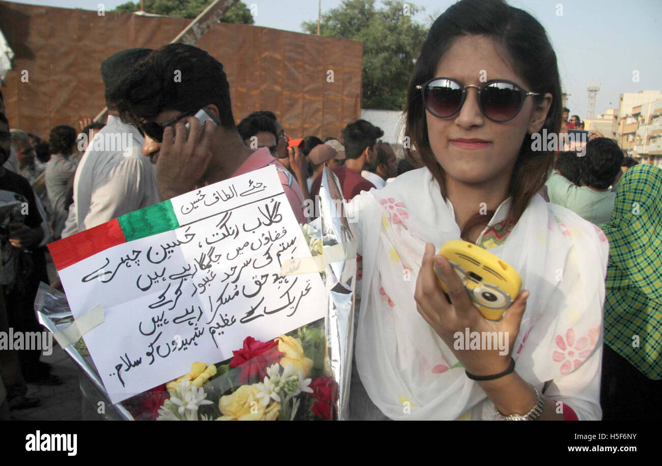 Il pakistan. 20 ottobre, 2016. MQM-London i lavoratori sono riuniti a Yadgar-e-Shohada Azizabad in area di Karachi il giovedì, 20 ottobre 2016. Una situazione inattesa sorse improvvisamente quando i lavoratori del MQM-Londra hanno impedito di entrare in massa di Jinnah. I lavoratori del MQM-London comitato di coordinamento sono stati supposti per visitare Yadgar-e-Shohada all'interno di Jinnah di massa. Credito: Asianet-Pakistan/Alamy Live News Foto Stock