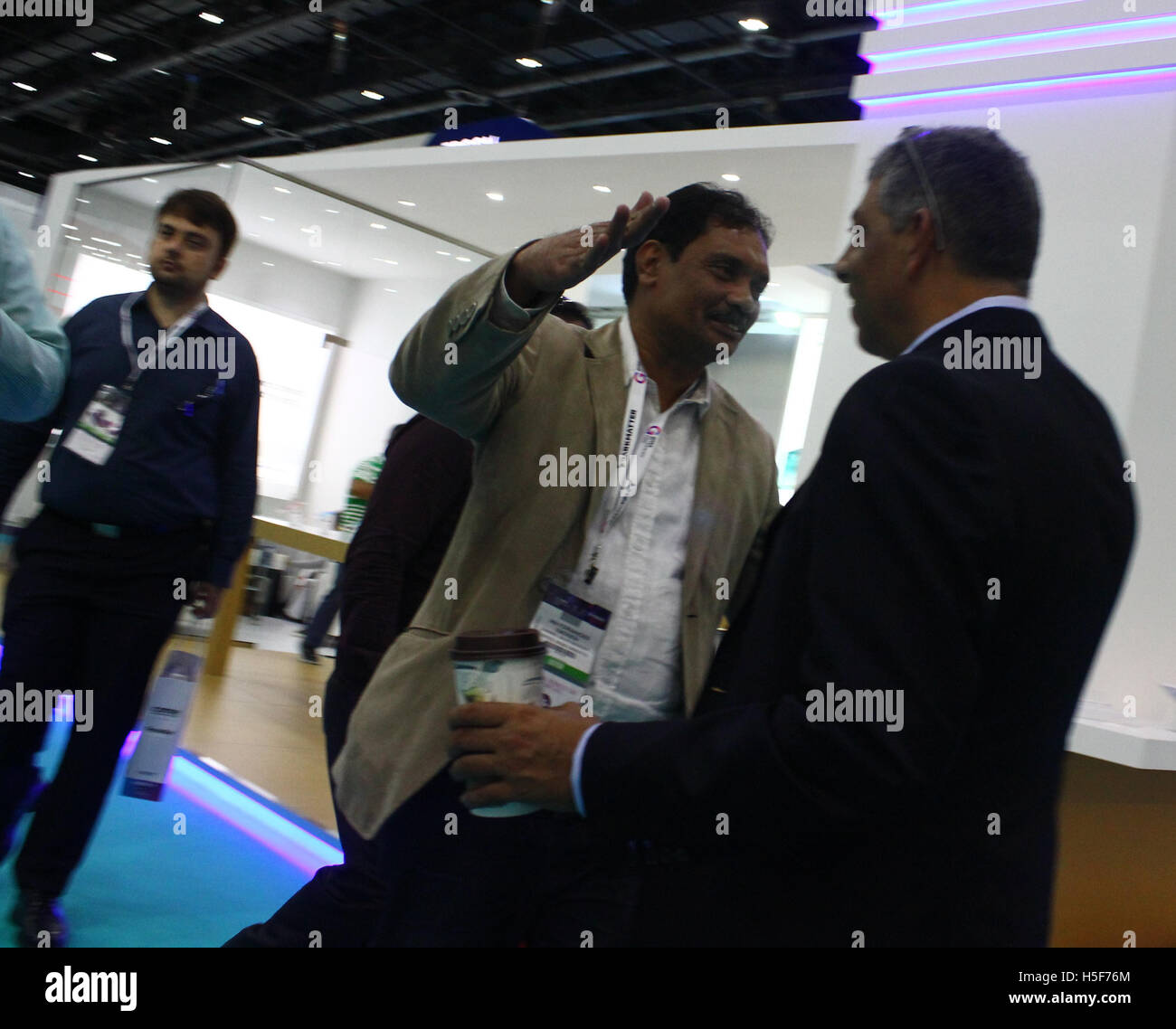 Gitex Technology Week 2016, Dubai, Emirati Arabi Uniti. 20 ottobre, 2016. I visitatori sono ansiosamente sperimentando Smart Dubai le novità su terra, mare e aria sbocchi, servizi pubblici, le case intelligenti, shopping intelligente, salute, educazione, business e servizi giudiziari - da auto connesse alla augmented reality case. Credito: Robert Oswald Alfiler/Alamy Live News Foto Stock