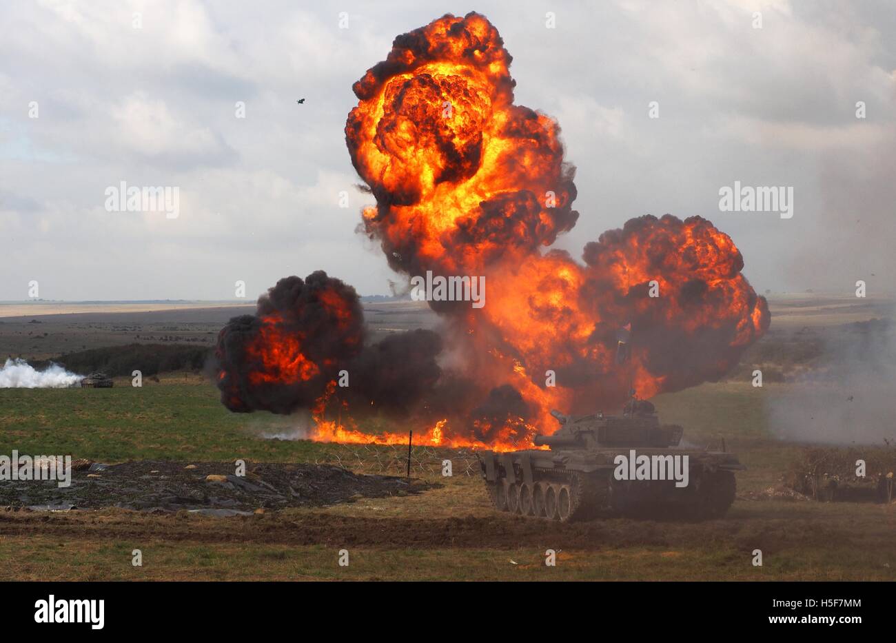 Salisbury, Wiltshire, Regno Unito. 20 ottobre, 2016. Esercito britannico chiede in 'Hollywood' effetti speciali società 'Event Horizon" per realizzare un combinato di dimostrazione di armi a guardare ancora più realistica per 500 VIP su Salisbury Plain oggi (giovedì) . Il reggimento Mercian mettere sul fuoco display con ulteriori unità della RAF e con l Esercito di due Corpi aerei elicotteri Apache anche nella giunzione. Serbatoi di Challenger e guerriero lotta i veicoli erano in azione contro un nemico immaginario che stava usando ex i carri armati russi. Credito: Dorset Media Service/Alamy Live News Foto Stock