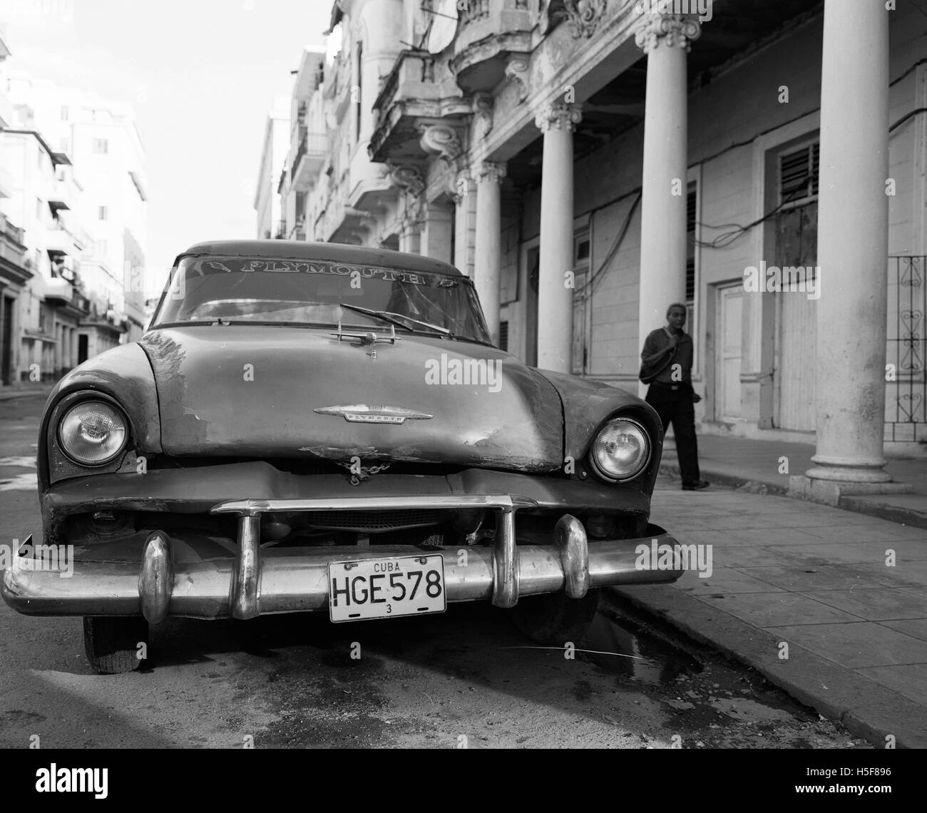 Mar 28, 2006 - Havana, Cuba - uno dei molti cubano Maquinas, aka Yank serbatoi o pre 1960 American Classic Cars per le strade di l'Avana. Uno in otto vetture a Cuba è oggi un pre-1960 brand americano Ford, Chevrolet, Cadillac, Chrysler, Packard e altri classici modelli. La Repubblica di Cuba è situato nei Caraibi del nord. Il primo europeo a visitare Cuba era explorer Colombo nel 1492. Secoli di dominazione coloniale e rivoluzioni seguita. Attualmente Cuba trades con quasi ogni nazione nel mondo, seppure con le restrizioni dall'embargo degli Stati Uniti. Gli scambi commerciali con gli Stati Uniti è limitato al cash-solo tra Foto Stock