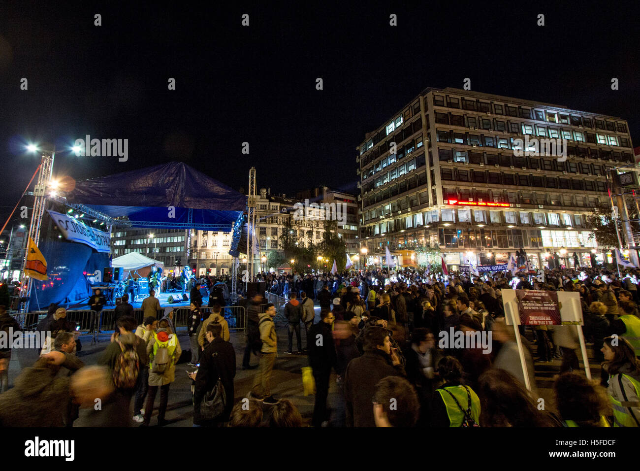 A Belgrado, in Serbia. 20 ottobre, 2016. Concerto di protesta dalla campagna gruppo "Let's non annegare Belgrado' (Ne Davimo Beograd) su Piazza della Repubblica. I manifestanti si oppongono al progetto "Belgrado Waterfront' (Beograd na vodi), prevede di costruire una dozzina di edifici di lusso accanto al fiume Sava. Credito: Jerome Cid/Alamy Live News Foto Stock