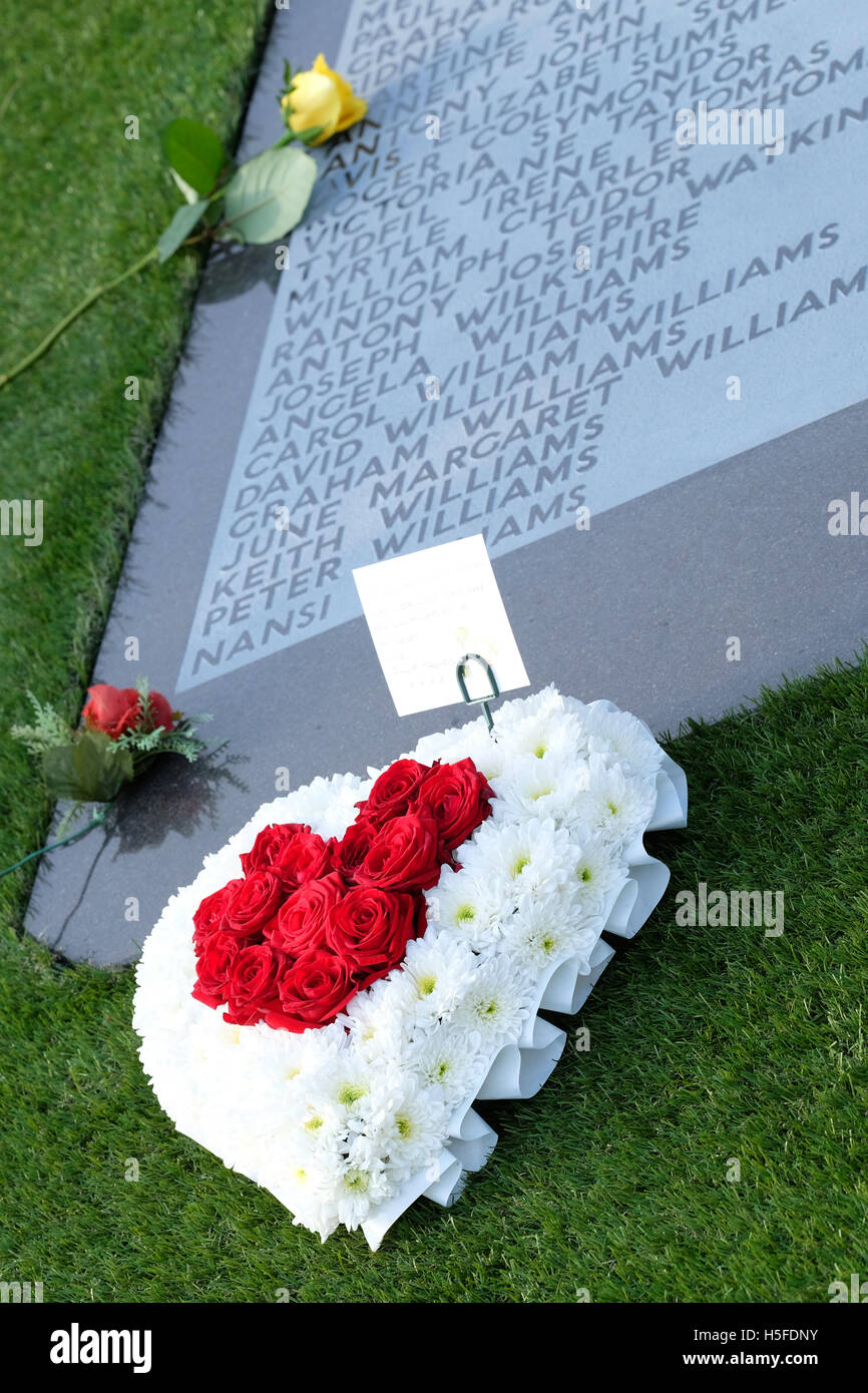 Aberfan, Galles - Venerdi 21 Ottobre 2016 - omaggi floreali al cimitero di Aberfan in occasione del cinquantesimo anniversario della terribile tragedia che ha avuto luogo il 21 ottobre 1966. 144 persone di cui 116 bambini sono stati uccisi quando una montagna di rifiuti di carbone scivolato giù nel villaggio e la scuola. Credito: Steven Maggio/Alamy Live News Foto Stock