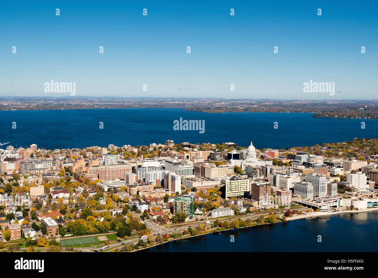 Una veduta aerea di Madison, Wisconsin, il Campidoglio e l'istmo, circondata da laghi Mendota (sopra) e Monona (sotto). Foto Stock