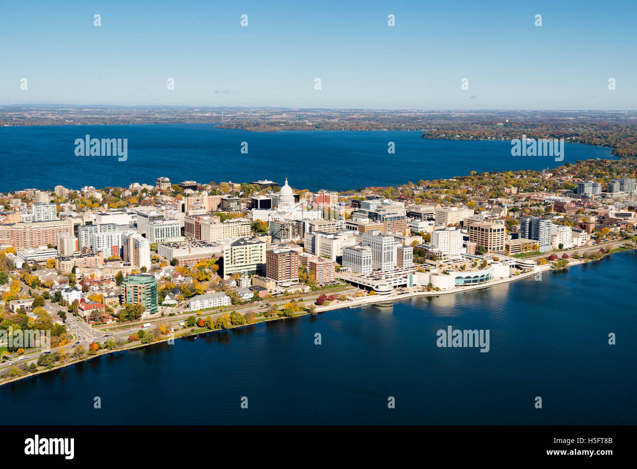 Una veduta aerea di Madison, Wisconsin, il Campidoglio e l'istmo, circondata da laghi Mendota (sopra) e Monona (sotto). Foto Stock