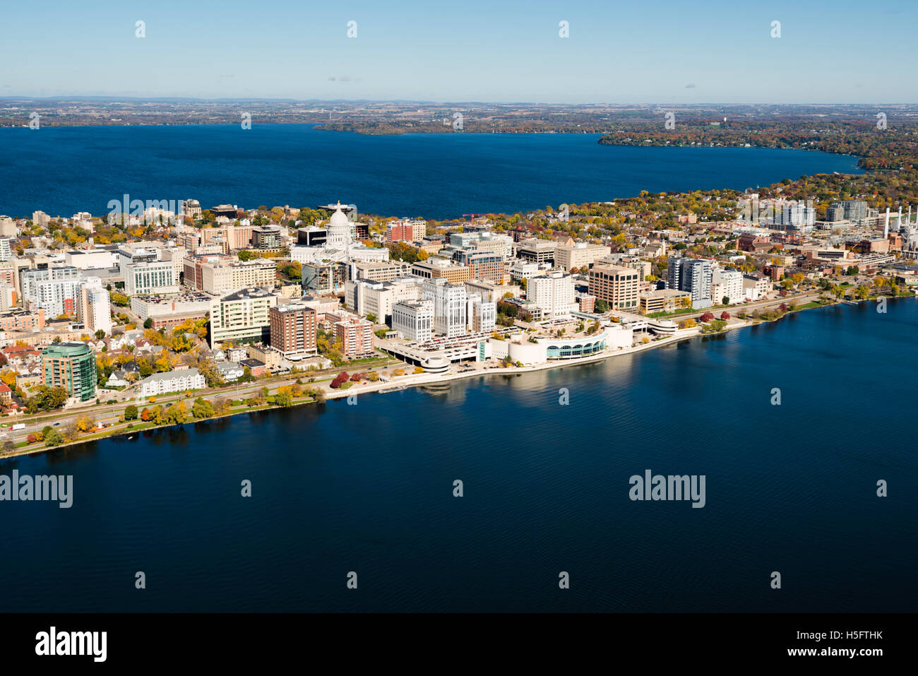 Una veduta aerea di Madison, Wisconsin, il Campidoglio e l'istmo, circondata da laghi Mendota (sopra) e Monona (sotto). Foto Stock