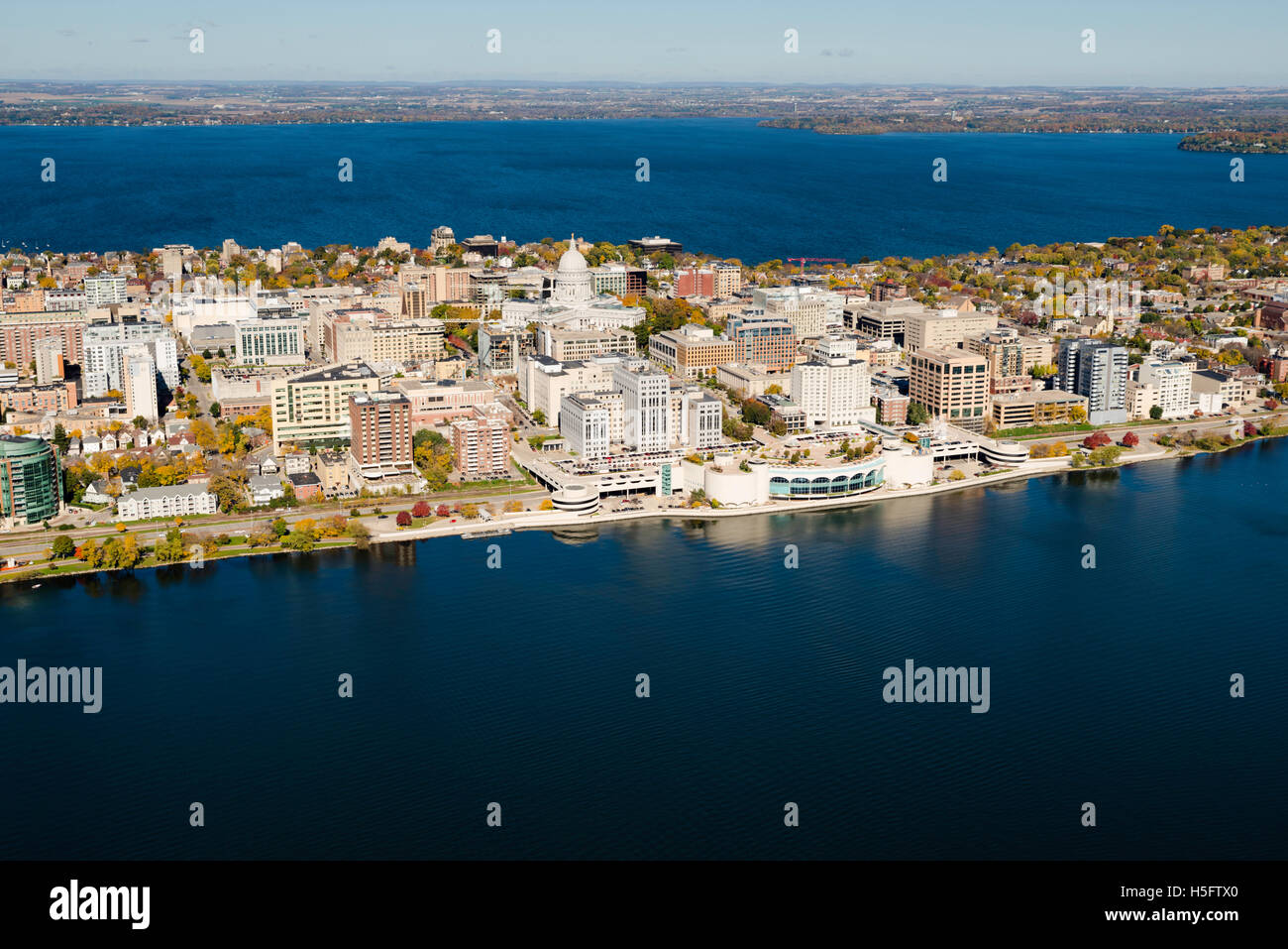 Una veduta aerea di Madison, Wisconsin, il Campidoglio e l'istmo, circondata da laghi Mendota (sopra) e Monona (sotto). Foto Stock