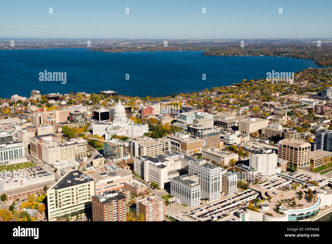 Una veduta aerea di Madison, Wisconsin, il Campidoglio e l'istmo, circondata da laghi Mendota (sopra) e Monona (sotto). Foto Stock