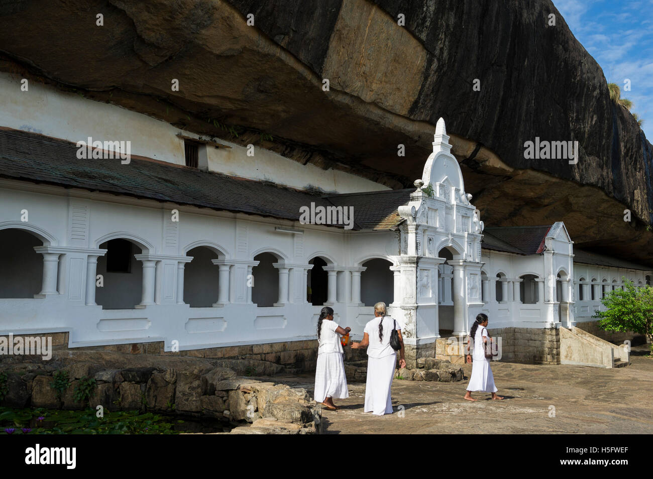 Le persone che visitano la grotta di Dambulla templi, Dambulla, Sri Lanka Foto Stock