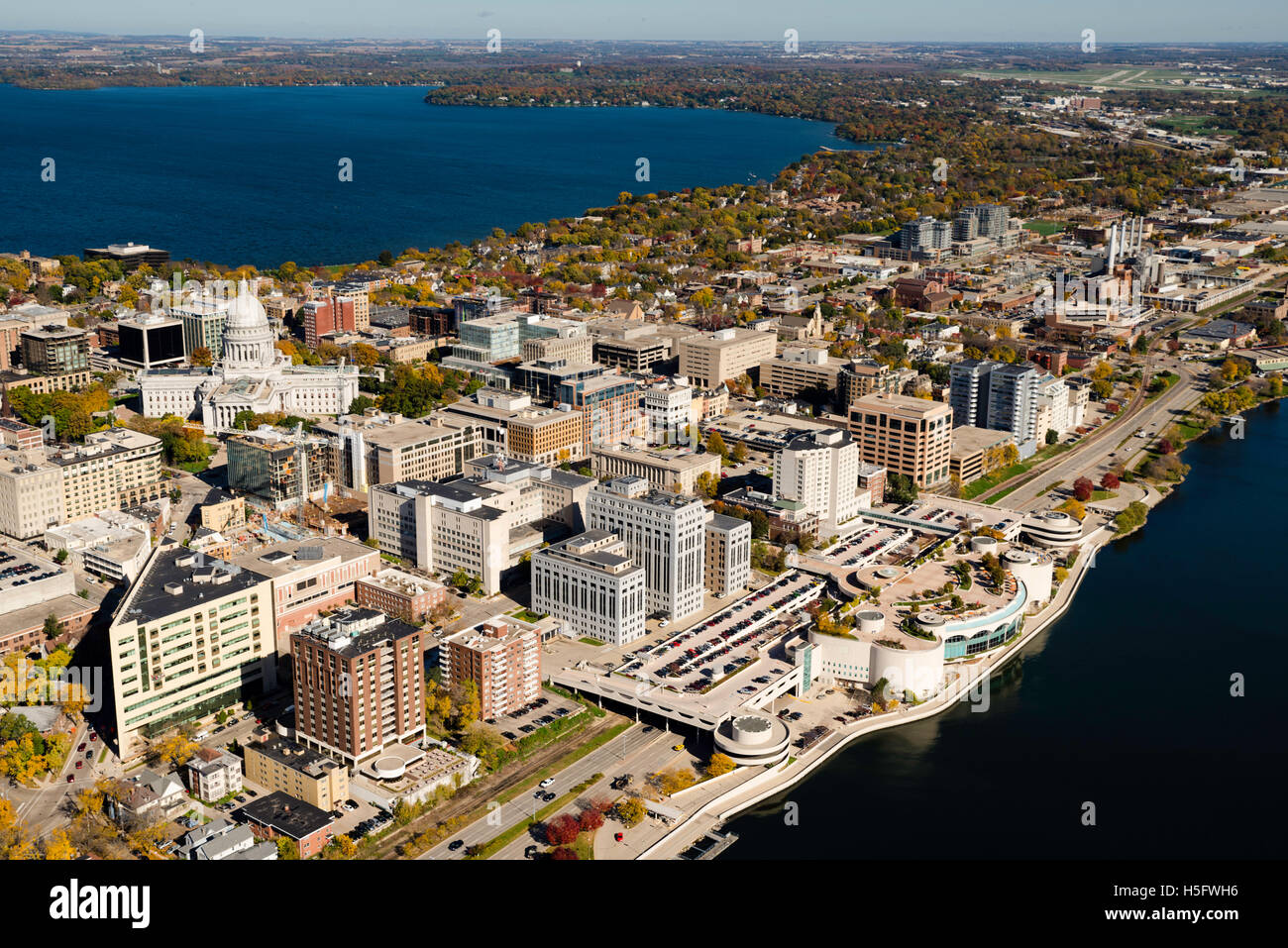 Una veduta aerea di Madison, Wisconsin, il Campidoglio e l'istmo, circondata da laghi Mendota (sopra) e Monona (sotto). Foto Stock