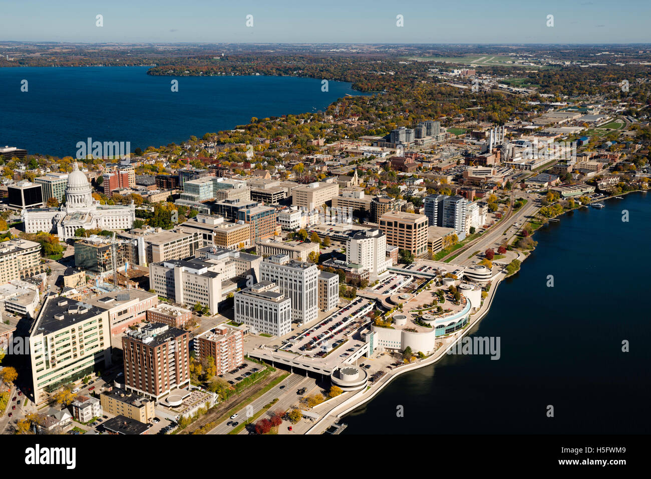 Una veduta aerea di Madison, Wisconsin, il Campidoglio e l'istmo, circondata da laghi Mendota (sopra) e Monona (sotto). Foto Stock