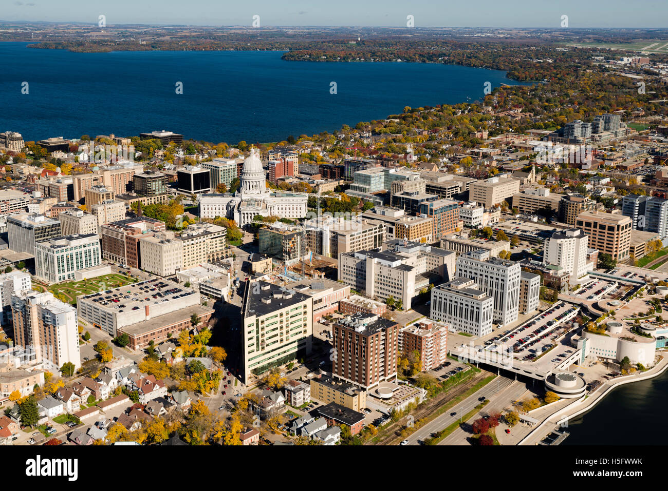 Una veduta aerea di Madison, Wisconsin, il Campidoglio e l'istmo, circondata da laghi Mendota (sopra) e Monona (sotto). Foto Stock