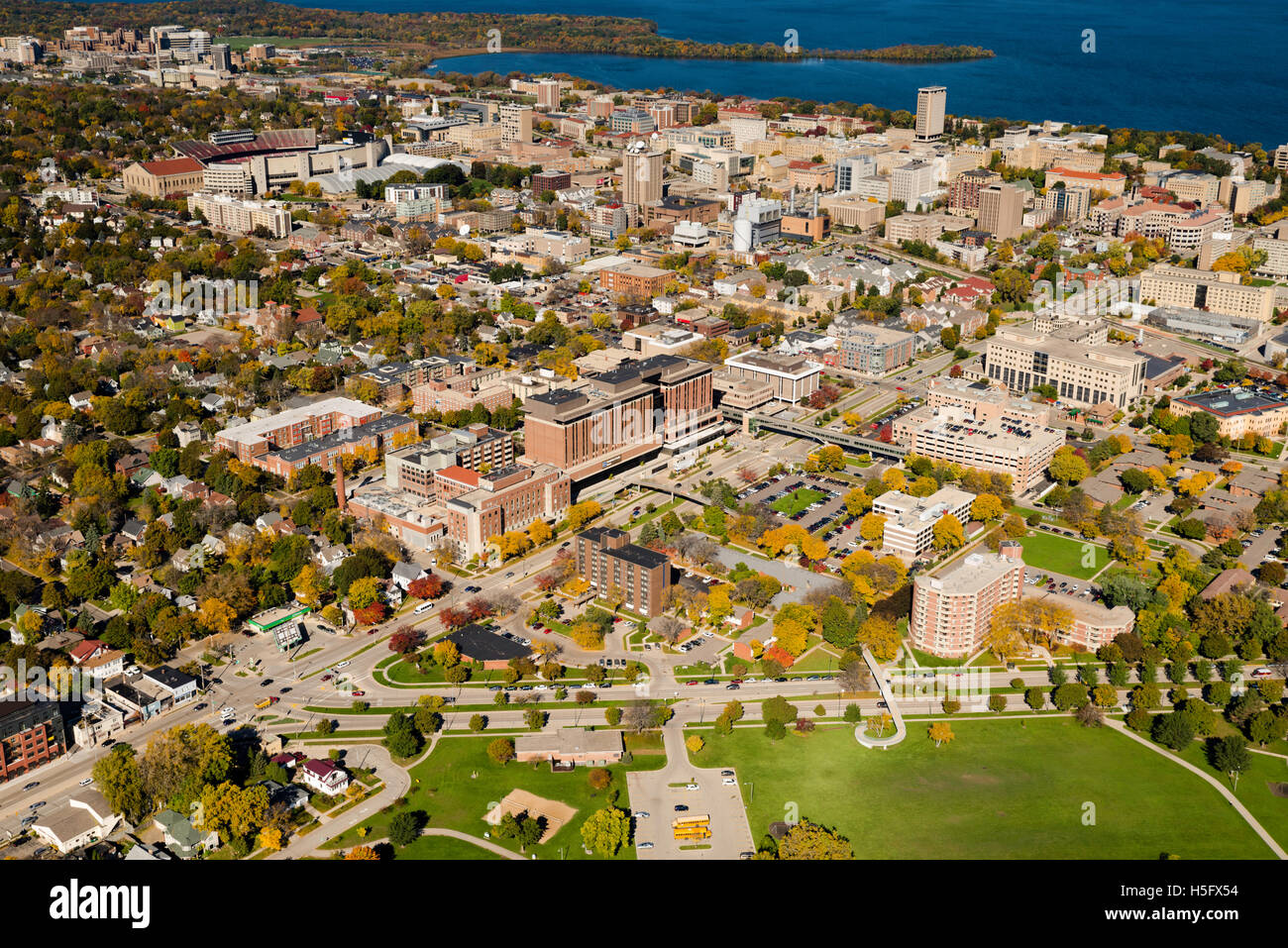 Una veduta aerea di Madison, Wisconsin, Unità Point-Meriter Ospedale (di seguito), la University of Wisconsin-Madison's Camp Randall S Foto Stock