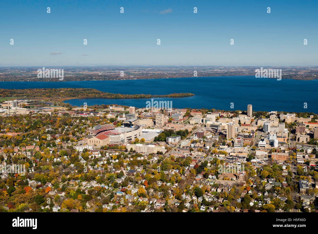 Una veduta aerea di Madison, Wisconsin, la University of Wisconsin-Madison's Camp Randall Stadium, circondata da laghi Mendota ( Foto Stock