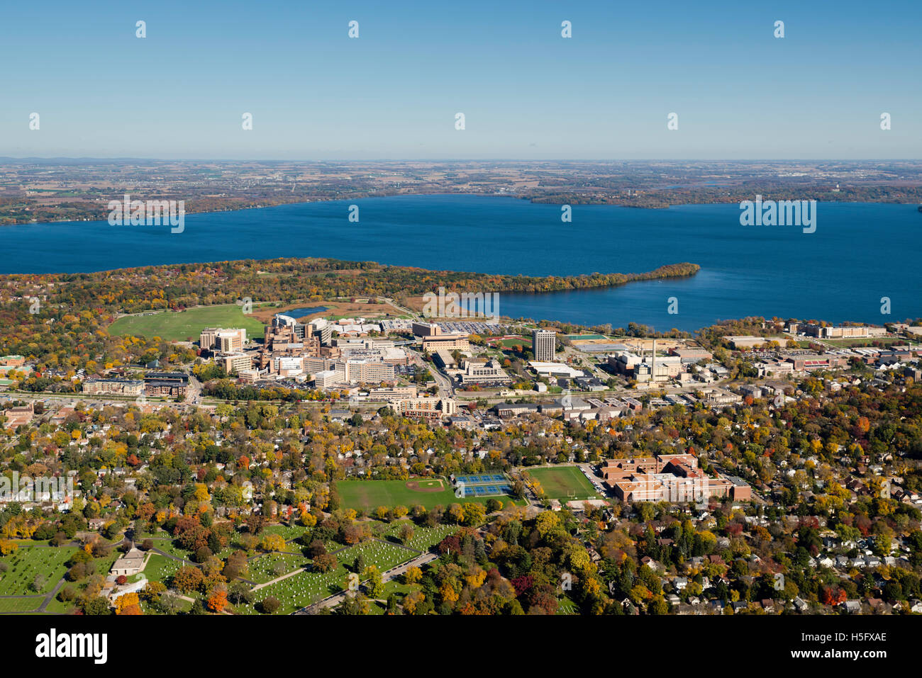 Una veduta aerea di Madison Wisconsin, UW Ospedale e Ospedale VA complesso, circondato da laghi Mendota (sopra) e picnic a P Foto Stock