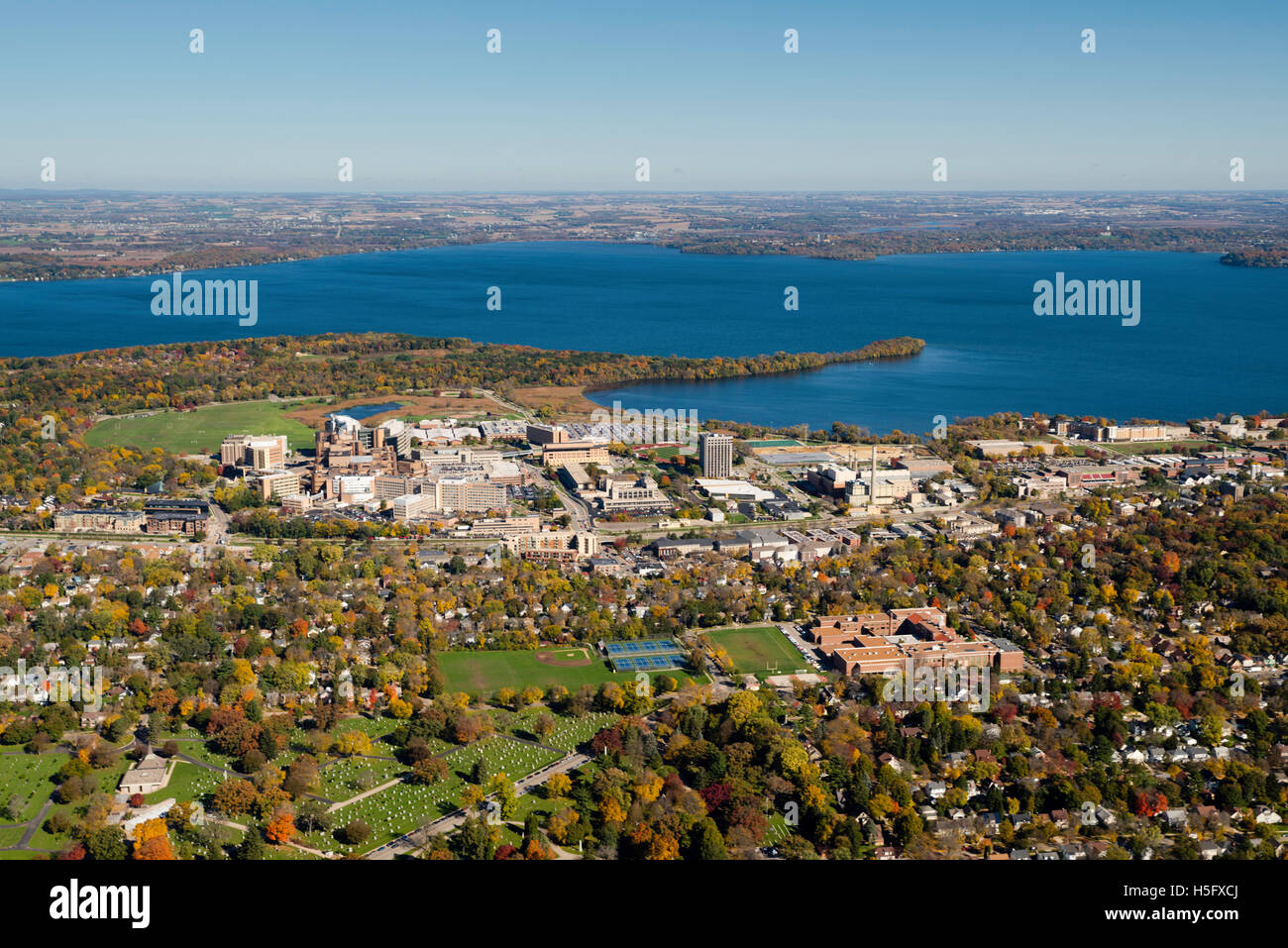 Una veduta aerea di Madison Wisconsin, UW Ospedale e Ospedale VA complesso, circondato da laghi Mendota (sopra) e picnic a P Foto Stock