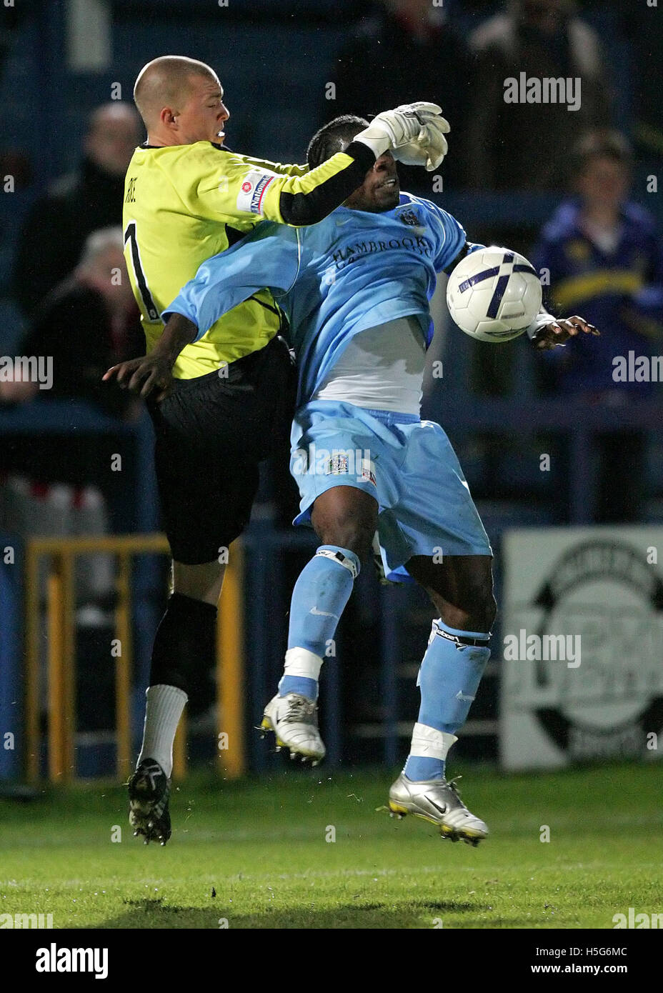 Aaron McLean scontri con City keeper Martin Riso - Grays Athletic vs Exeter City - Conferenza Nazionale - 03/10/2006 Foto Stock