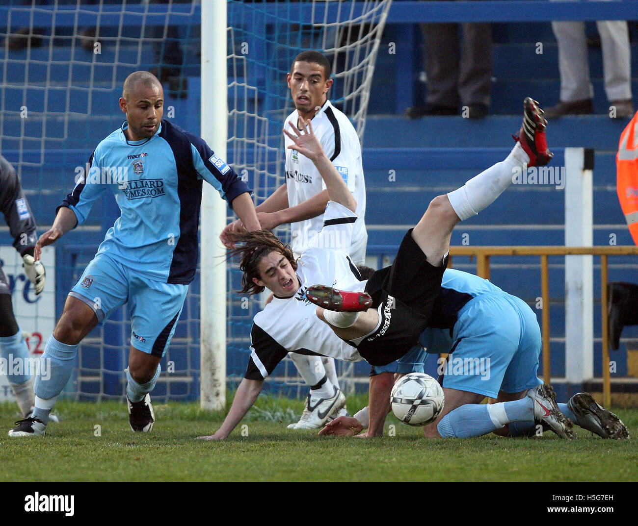 Robert Sinclair di Salisbury si snoda su Jon Ashton di grigi nell'area - Grays Athletic vs Salisbury City - Blue Square Premier al nuovo Rec - 22/04/08 Foto Stock